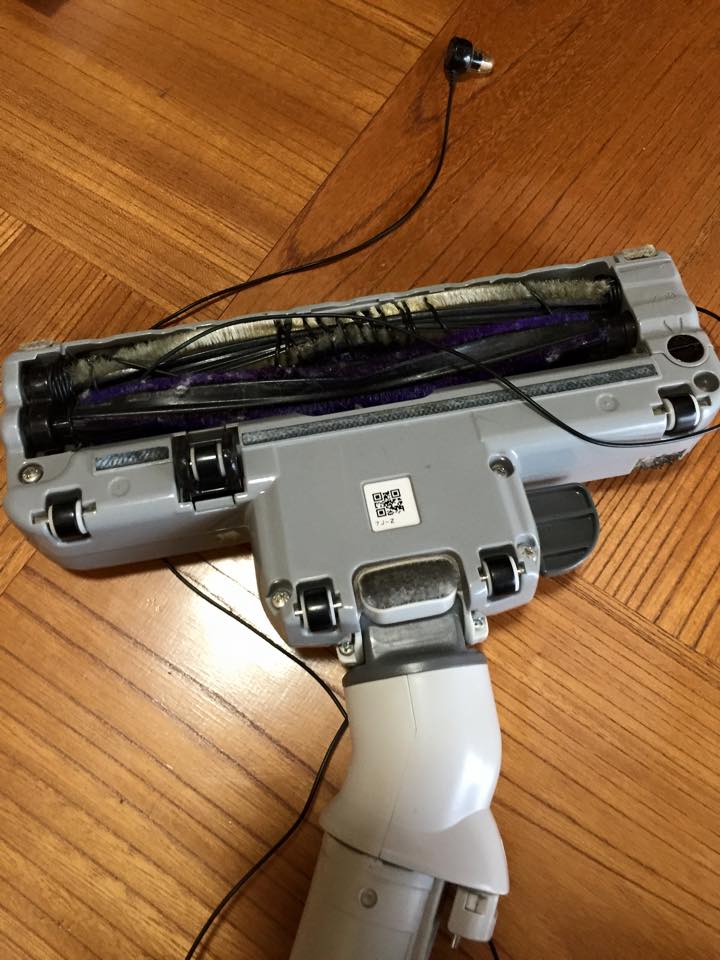 掃除機で吸い込んだものの取り除き作業